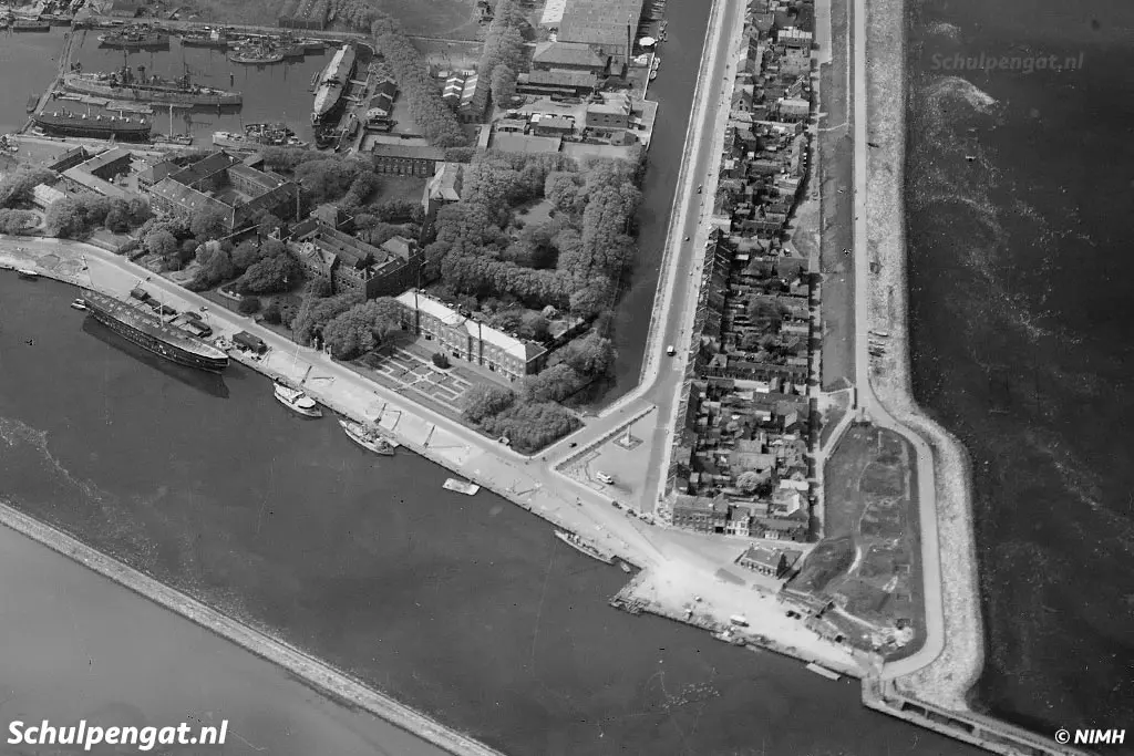 Het Havenplein in Den Helder onder andere het oorlogsmonument