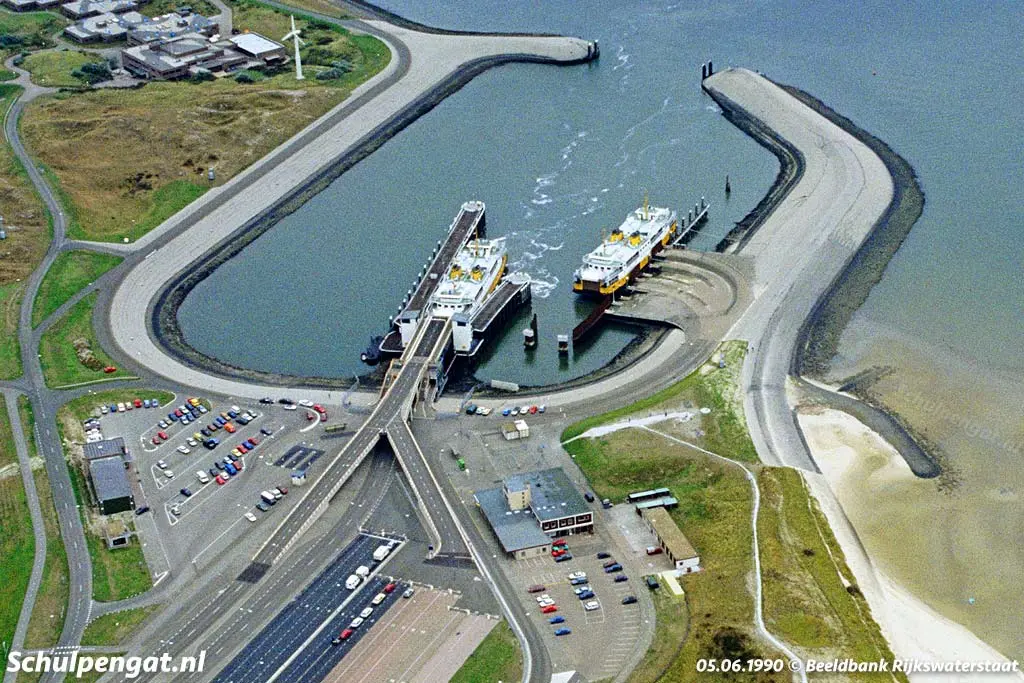 Een luchtfoto uit juni 1990 wanneer de enkeldekkers Marsdiep (1964) en Texelstroom (1966) hun laatste dagen als dienstboot en reserveboot slijten. In 1991 werd de Marsdiep als laatste TESO-enkeldekker nog een aantal dagen ingezet.