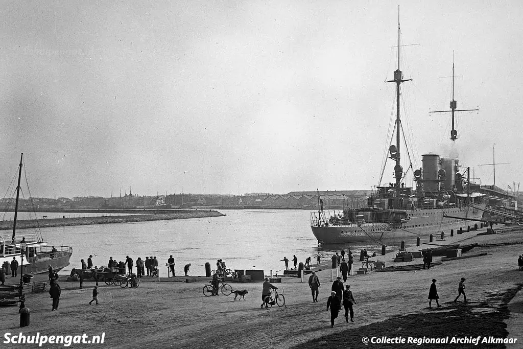De Dageraad (1908) – Nieuwediep met Hr. Ms. Sumatra